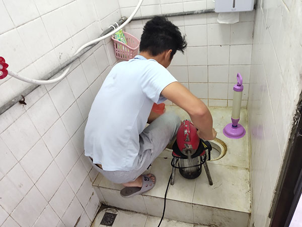 乐清管道堵塞冒臭气 专业师傅现场解决问题